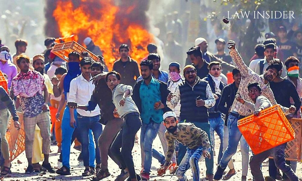 Delhi Riots Case, group of people stone pelting on police officers in broad daylight